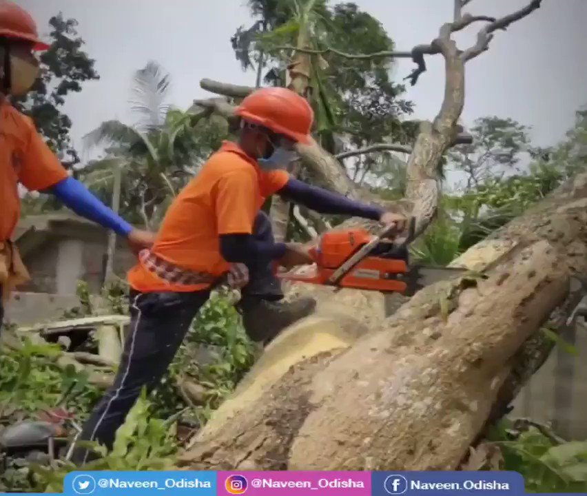 Heartening to see @odishafire & ODRAF teams relentlessly working in tandem with #WestBengal officials to restore road connectivity in the #CycloneAmphan ravaged areas. Appreciate their commitment during this unprecedented crisis. Odisha is proud of you.
#OdishaCares https://t.co/vfHShNF5P6