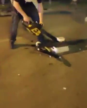 Man with chainsaw tries to cut up street light that was knocked to the ground to make a blockade. People dressed in black bloc can be seen in the video as well. #BlackLivesMatter #Antifa https://t.co/2KDC8K5rUl