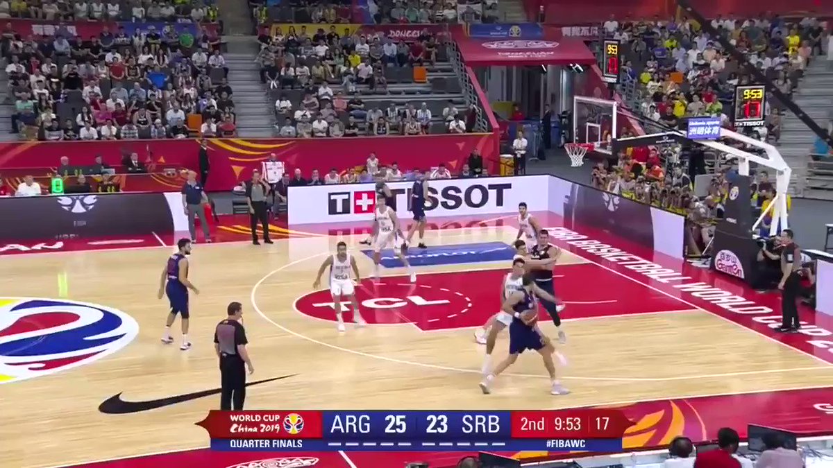 Jugador de esquina la libera con off screen a la posible ayuda de Campazzo. El pase de Jokic es un mano a mano intentando buscar un segundo contacto con Campazzo. https://t.co/RoyK9LsHuL