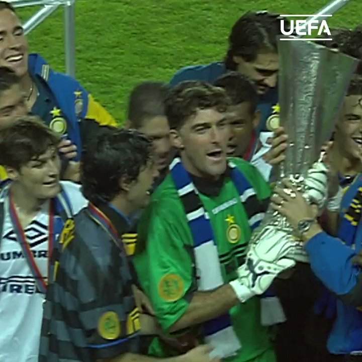 🏆 @Inter_es, campeón de la Copa de la UEFA 1998🏆
️Goles de ⚽️ @bambam9oficial, @javierzanetti, @Ronaldo
Revive la final 📺👉 https://t.co/iL7r89XtPc
#UELclassics | #ThrowbackThursday https://t.co/JnuABN2Jf3
