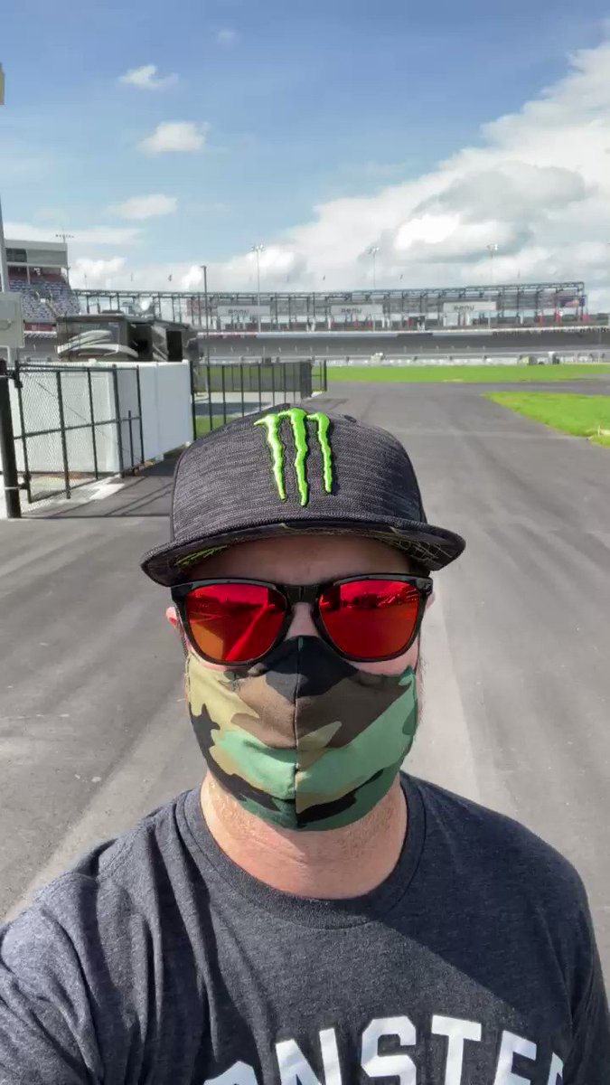 Weβre racing tonight! Get the @MonsterEnergy ready. Giving away my @oakley sunglasses as well, details tomorrow. https://t.co/LGSQLFilWk
