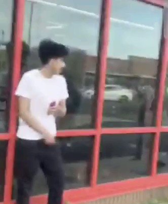 Video shows a suspicious white man breaking windows at the Minneapolis Auto Zone and then walking away from the scene. This looks like an effort to instigate trouble in order to blame the protesters for the consequences.
🎥 Matthew Giddings
https://t.co/T7oVM1MuCE https://t.co/jafqL1egeM