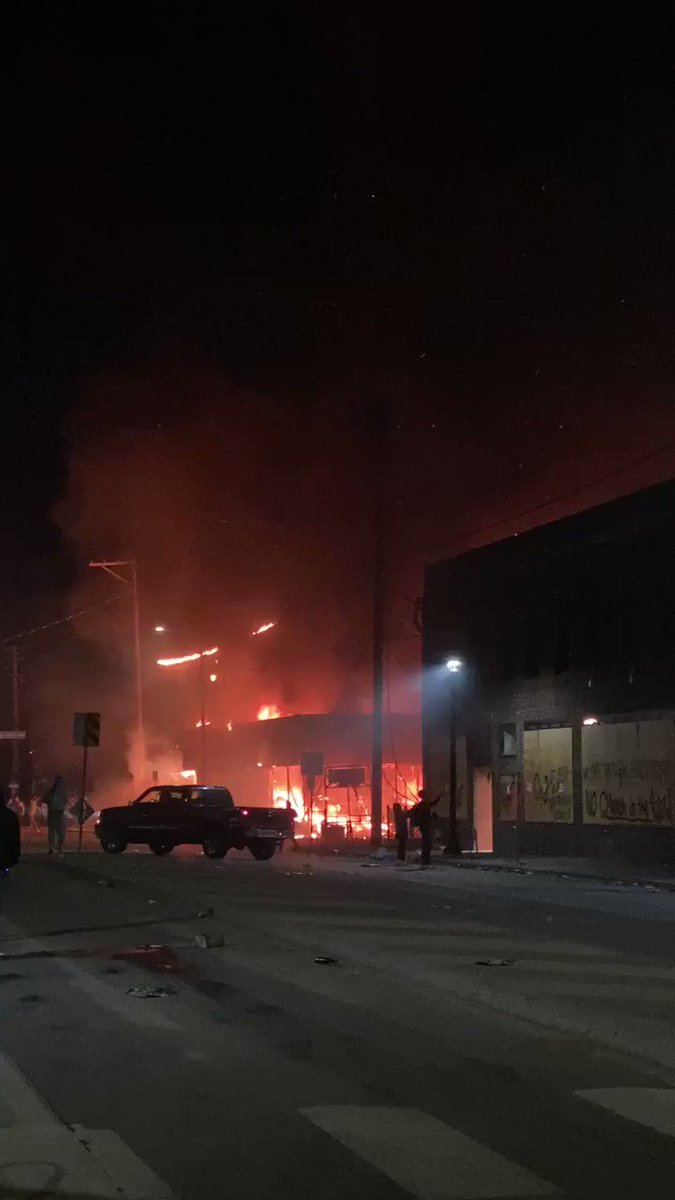 A stiff breeze has come up, blowing embers from this liquor store fire (it was looted first) onto other buildings in the area of this riot in Minneapolis. #GeorgeFloyd https://t.co/87TFKTs8Kt