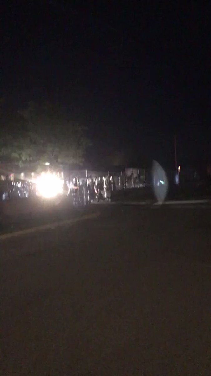 ABD'nin Minneapolis şehrinde halk polis merkezini kuşattı, polisler konvoy halinde şehri terk ediyor!! https://t.co/CTkegBPdhn