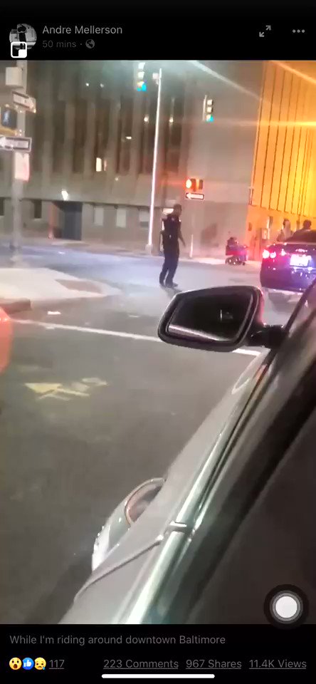 A woman in Baltimore just punched a cop in the face twice.
Don’t think she was expecting to get clocked in the head from behind... https://t.co/XQMCLL3RHe