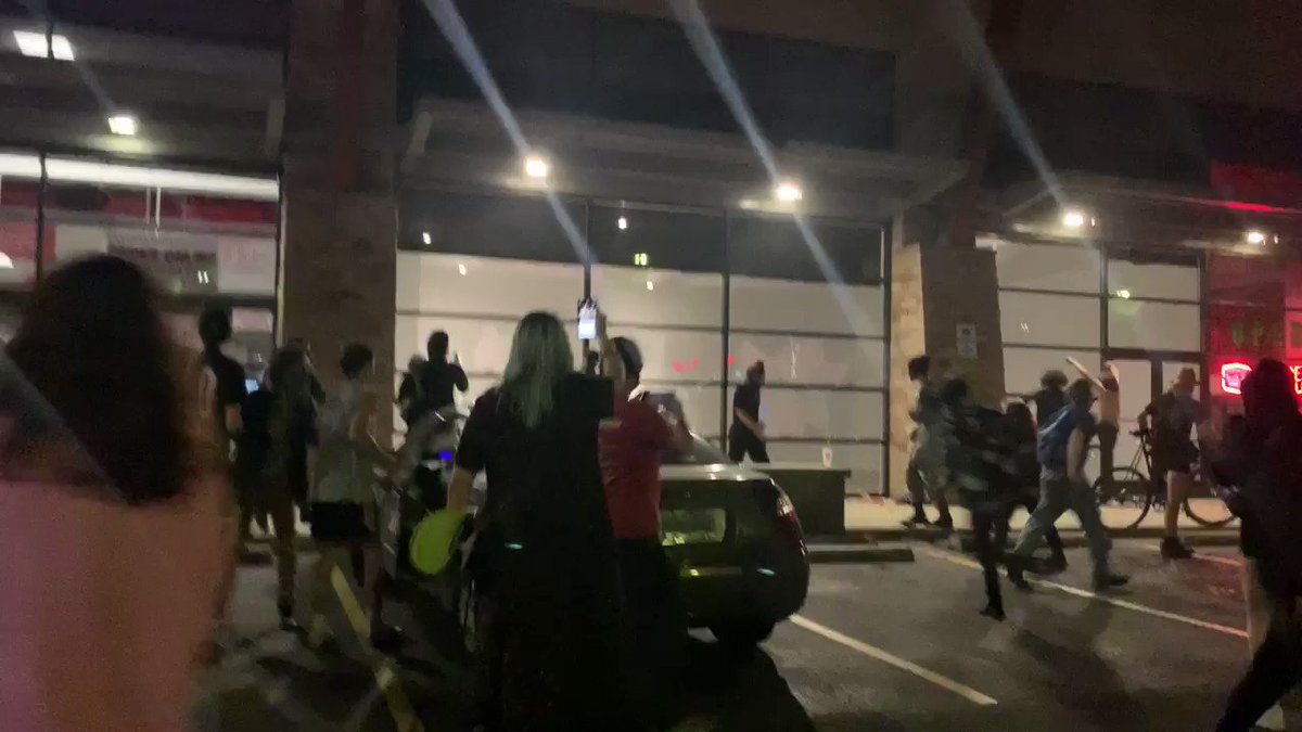People breaking windows out of restaurants on 7th in Eugene. People who were leading chants later screaming at them to stop. https://t.co/yGjexIjeUR