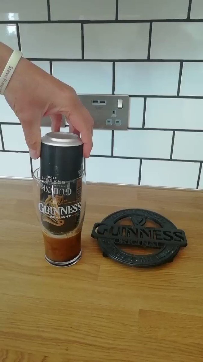 The weekend countdown begins with a May hard pour classic from @Lockolike
Slow and steady hand for a superb surge and settle. Bit of added branding to show they know what they're doing. #ShareYourPour