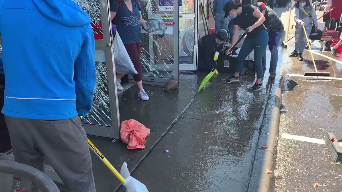An ARMY of volunteers in Minneapolis helping neighbors clean up business damage. “Bring a broom” they were told. What a sight. https://t.co/OjzXpEXCLk