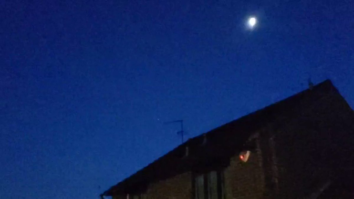 Raffi Berg (@raffiberg) on Twitter photo 30/05/2020 21:37:26 Woo-hoo! #SpaceX passing our house bang on time! 🚀👨🚀 Woo-hoo! #SpaceX passing our house bang on time! 🚀👨🚀