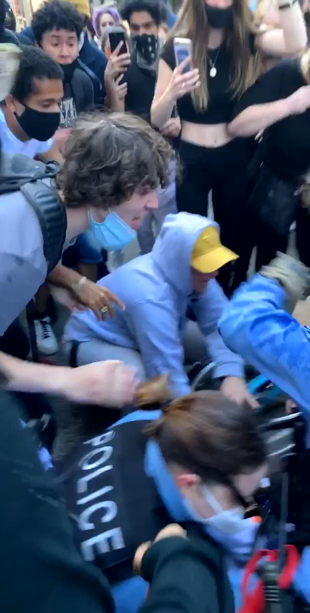 🇺🇸FLASH - Tensions à #Chicago où des manifestants affrontent des #policiers. Une policière est traînée au sol, son collègue essaie tant bien que mal de la défendre. La colère ne retombe pas. #ChicagoProtests #GeorgeFloyd (via @kylekashuv) #JusticeForGeorge https://t.co/hZfratdpPJ