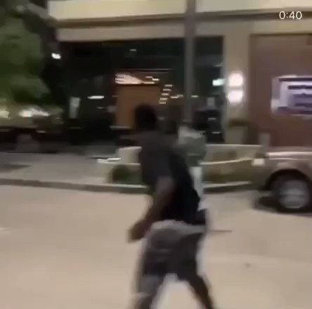 🚨 FULL UNEDITED VERSION:
Mob Throws Rocks at Man & Chases Him.
Man Flees Across Street.
Mob Surrounds Man & Beats Him Unconscious!
#riots2020 #DallasRiots https://t.co/54Czp60atg