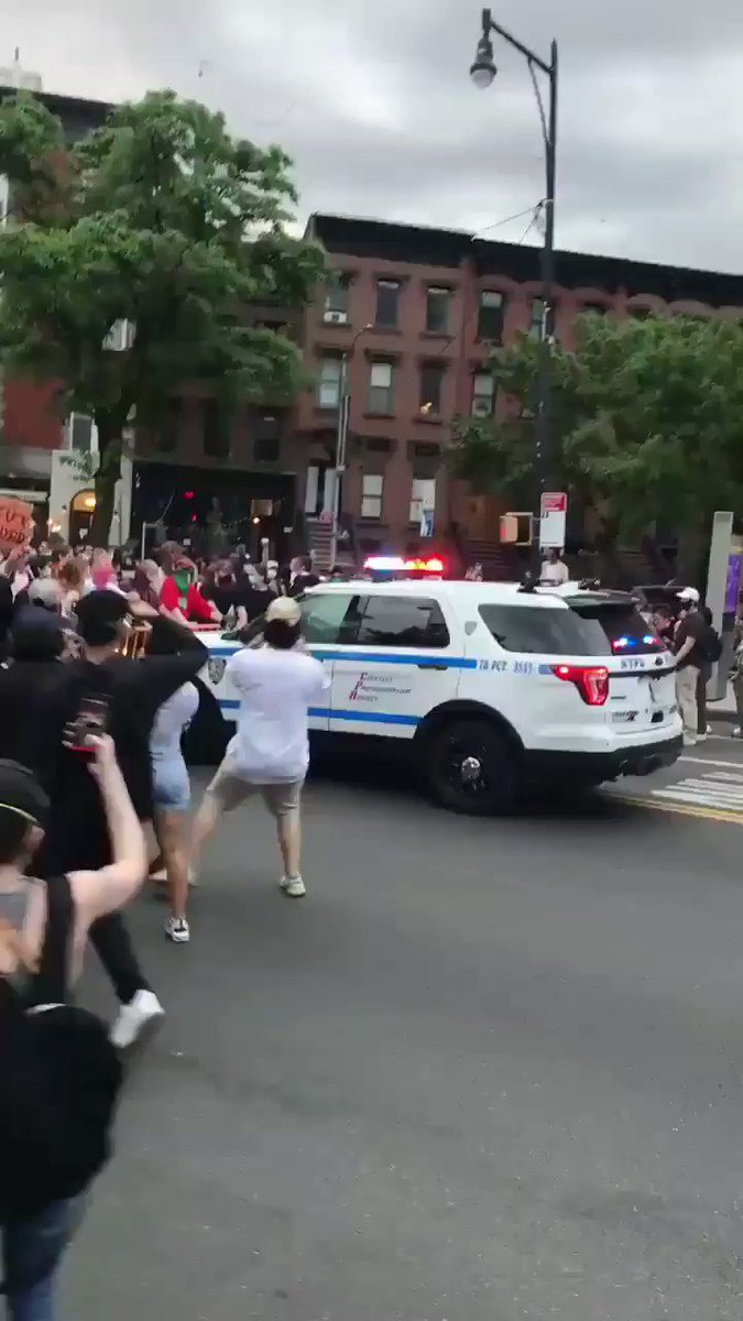 Demonstran yg berakhlak ya, kalau di Indonesia mah, nggak perlu Mahasiswa, Anak STM aja cukup
🌚
#Amerika https://t.co/Vw8Cv8jxS2