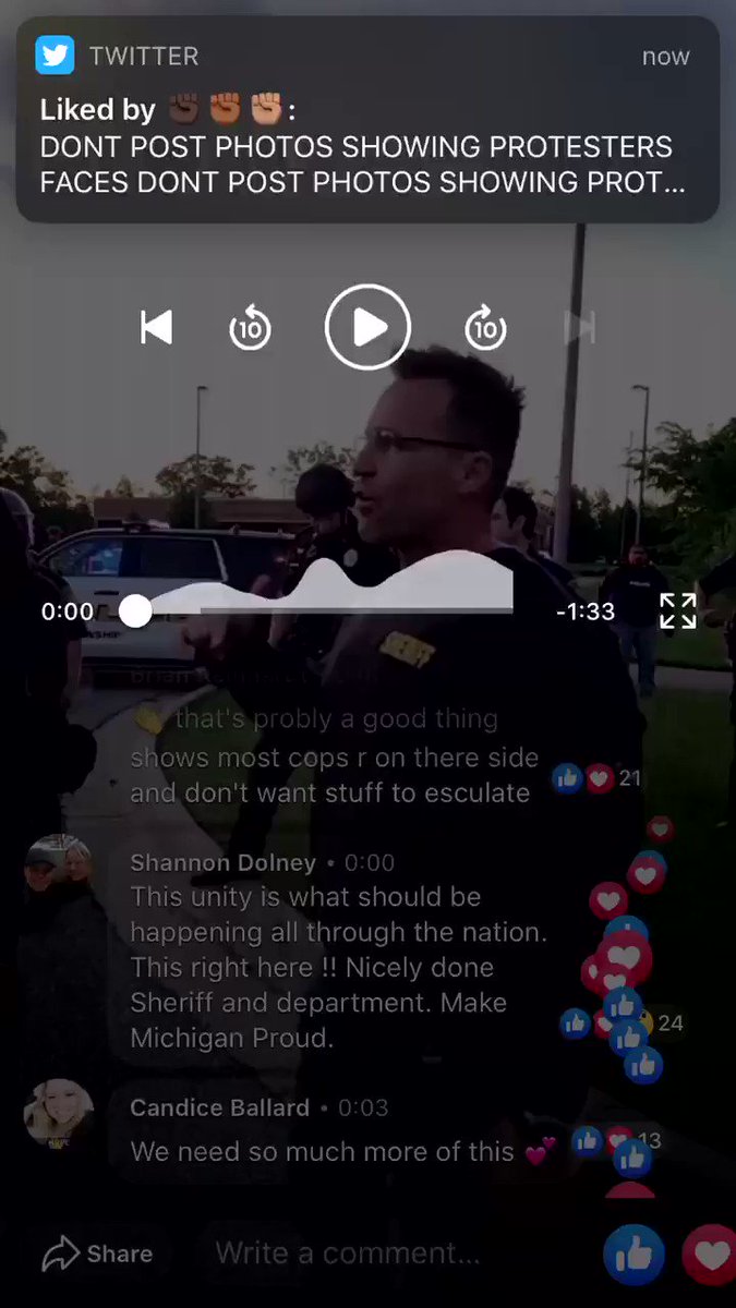 THE COPS IN FLINT MICHIGAN PUT DOWN THERE WEAPONS AND WALKED WITH THE PROTESTERS AND GAVE THEM HUGS THIS IS HOW IT SHOULD BE #BlacklivesMaters #MichiganProtest #ICantBreathe #GeorgeFloydProtests #protests2020 #Acab #BLACK_LIVES_MATTER https://t.co/rCDy2OLfct