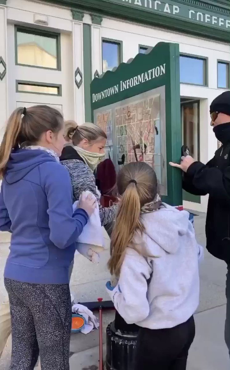 The good will always outweigh the bad! Hundreds have piled into Grand Rapids to clean-up. People from around West Michigan using their Sunday morning to help.
🎥: @Savannah__Fish https://t.co/Bj0mLK8eWs