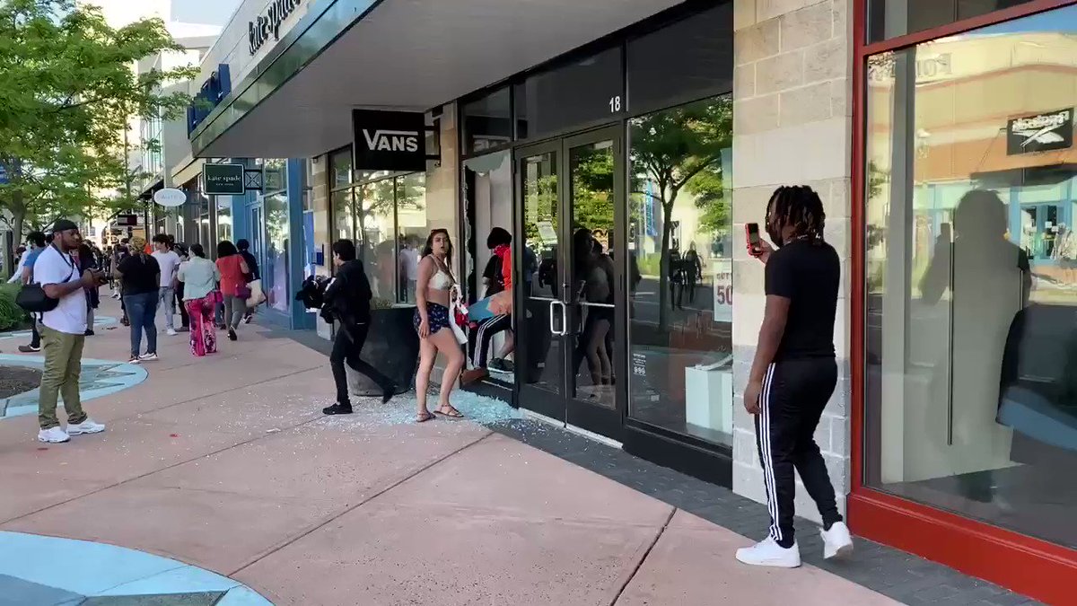 LMAO...WTH IS HAPPENING? 😭