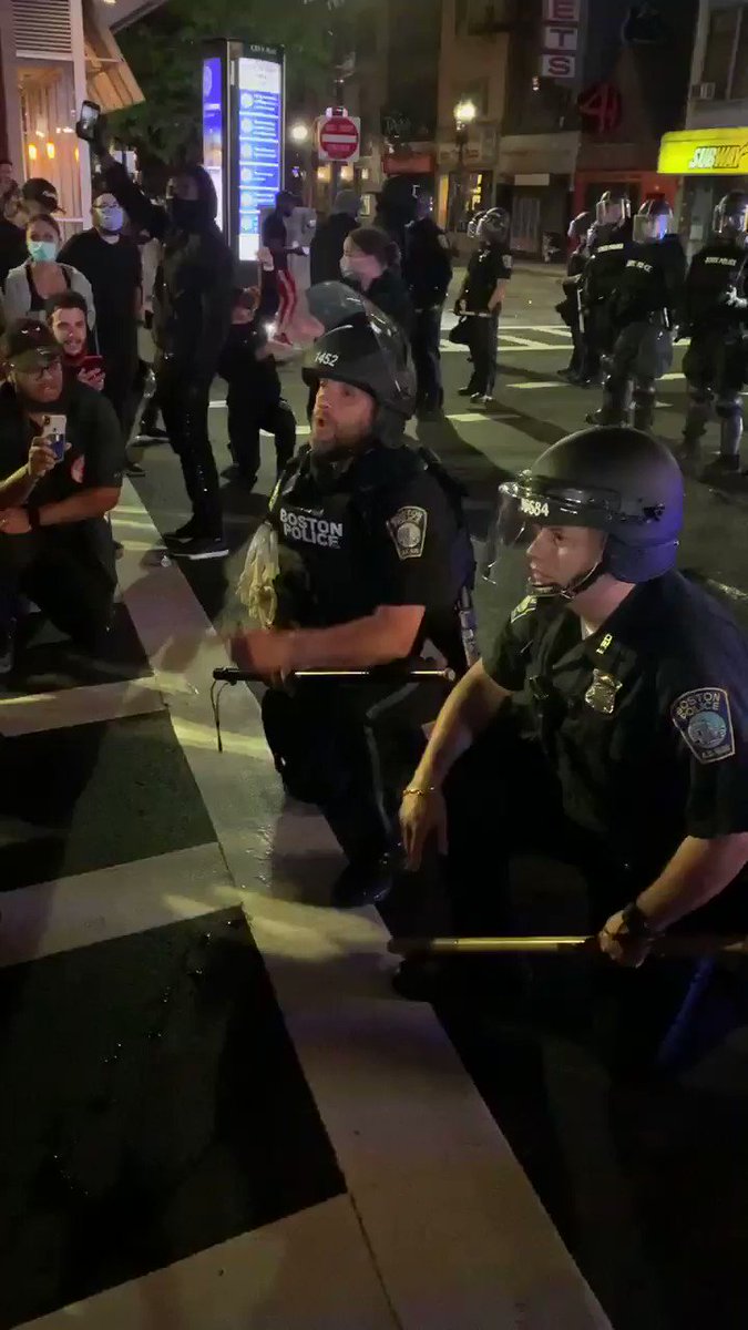 WATCH: Two BPD offices take a knee infront of protestors, engaging in a peaceful dialogue about the chaos. After the convo, they shook hands with everyone. State police maintained formation continue to tell protestors to leave #BostonProtests #protests2020 https://t.co/6ORWvI039C