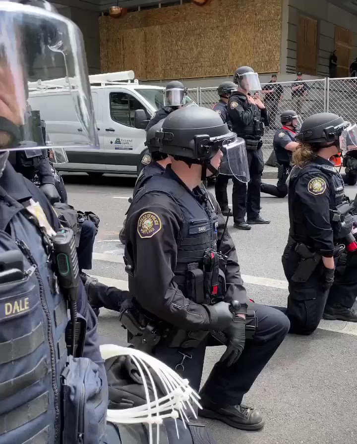 Portland police kneeling in a show of solidarity with Black Lives Matter protesters. #BlackLivesMatter #GeorgeFloyd #Anonymous #Anonymus #ICantBreathe
https://t.co/SiEFEi9Hm3