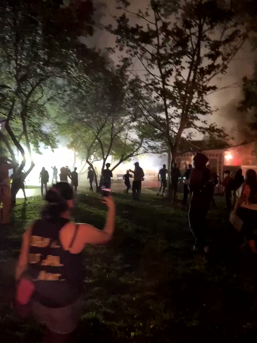 RT @JackPosobiec: Rioters setting fire to White House grounds, attacking Secret Service - June 2020 https://t.co/ezUjyrJC41