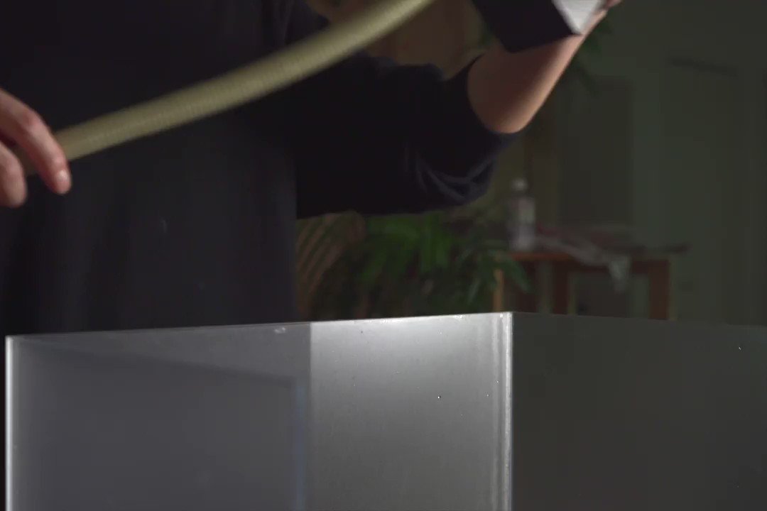 障子を開けると緑のあふれる和の滝が..これがミニチュアだなんて