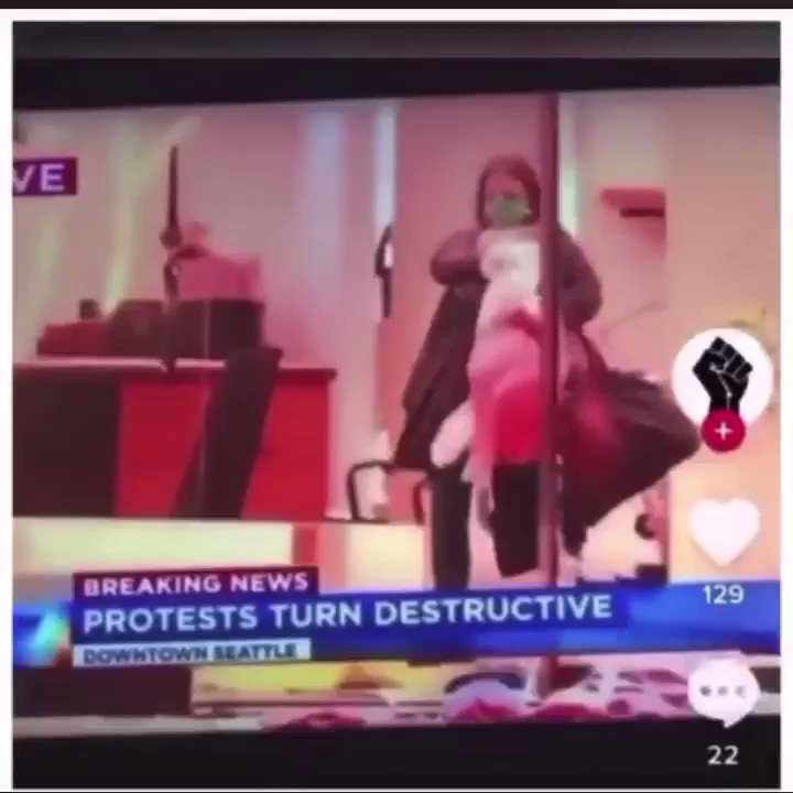 Benjamin Dixon (@BenjaminPDixon) on Twitter photo 01/06/2020 13:14:04 Hilarious. The reporter just cannot believe this woman is a looter. Any guesses why? Hilarious. The reporter just cannot believe this woman is a looter. Any guesses why?