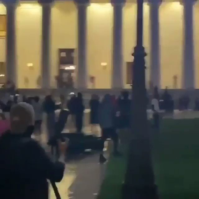 #USA Protestors broke into the white house for the first time in #American history .gun fire at east gate
#DonaldTrump with his family fled to Kanzas .#CIA to have emergency meeting in an hour #GeorgeFloyd #protests2020 #GeorgeFloydProtests https://t.co/HeCQELo3Lt