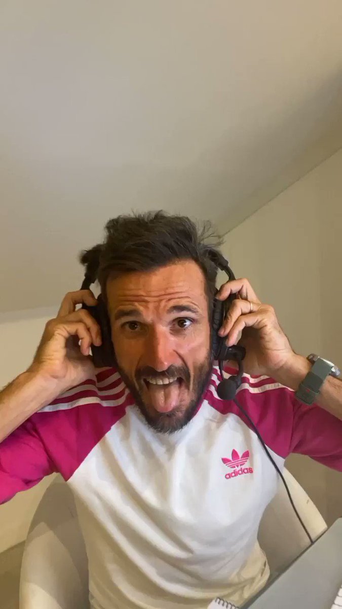 Y como cada lunes, esperando la hora d q llegue el #km42 del @partidazocope
Nos vemos en un ratito😄📻
Buenas noches mundoooo https://t.co/hOFcNM0j5s