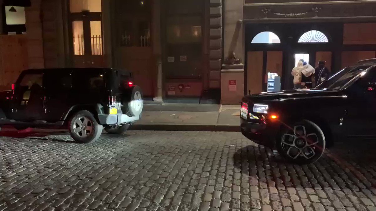 Looters are literally pulling up in nice cars and cleaning out stores in #Soho. What #Curfew? #RIOT #LootingIsNotProtesting #GeorgeFloyd #NYCPROTEST #NYCRiots #NYPD @NBCNewYork https://t.co/DBnKsEqkpu