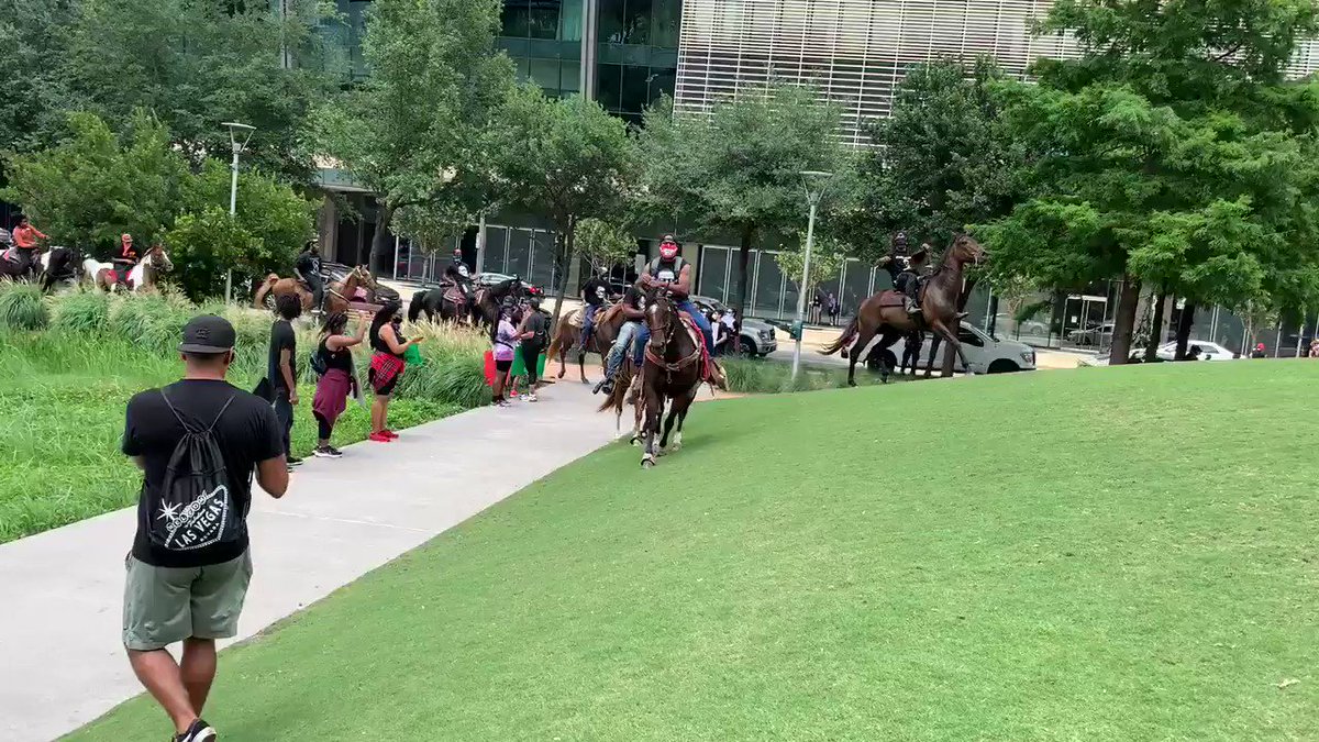 Cheers rose up from the crowd as these dudes rolled up. Clip-clip-clip-clop. https://t.co/x1h8UpmyQy