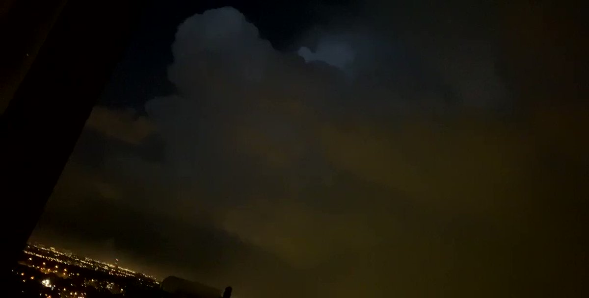 There’s a fucking crazy lightning storm in Toronto rn LOOK AT THAT FORK AT THE END