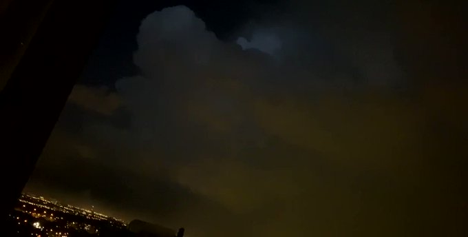 There’s a fucking crazy lightning storm in Toronto rn LOOK AT THAT FORK AT THE END https://t.co/pTjZ
