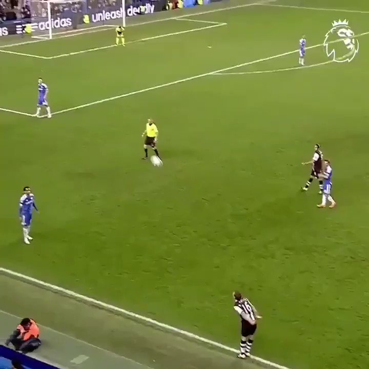 Happy birthday to Senegalese striker, Papiss Cissè. 

Remember this belter against Chelsea? 