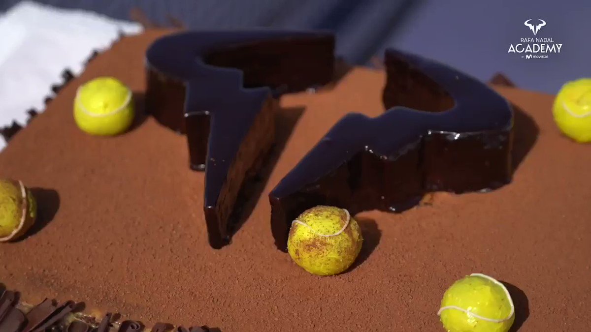 🎵 Happy Birthday to you! 🎶 Happy Birthday yo you! 🎵 Happy birthday dear @RafaelNadal... Happy birthday to youu! 🎶
¡Qué gran momento! Los jugadores de la #RafaNadalAcademyByMovistar han felicitado el cumple a Rafa. Ahora... ¡A comer la 🎂! 😍 https://t.co/NVxv06o34u