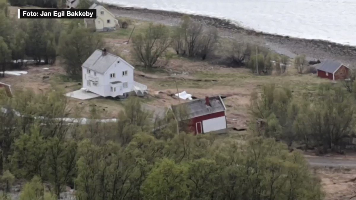 Jan Fredrik Drabløs (@JanFredrikD) on Twitter photo 04/06/2020 06:25:12 Just now in Alta, Norway: Huge mudslide dragging several houses into the sea. Just now in Alta, Norway: Huge mudslide dragging several houses into the sea.
