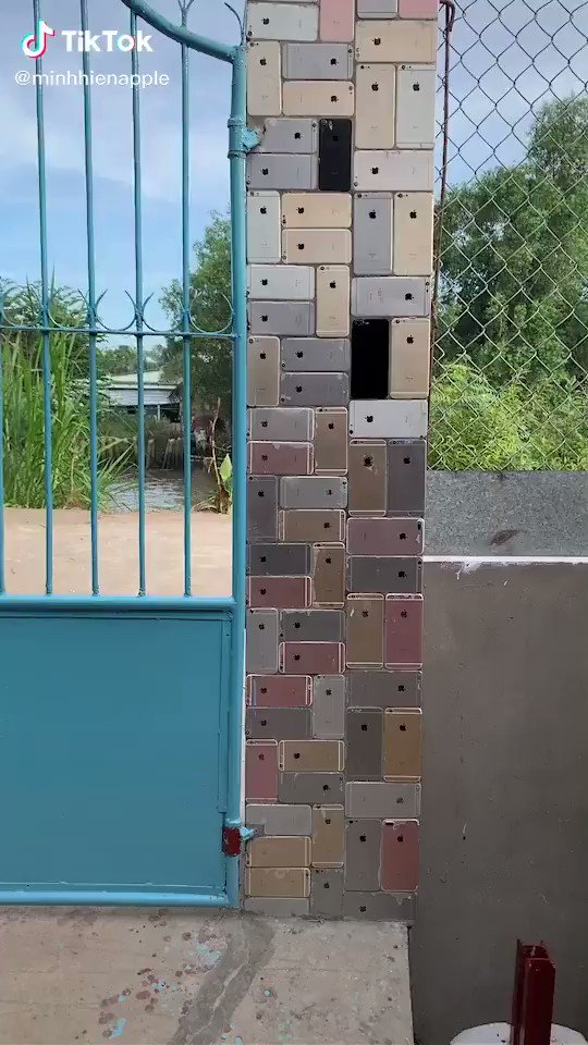 Сотрудник сервисного центра из Вьетнама украсил забор корпусами утилизированных iPhone