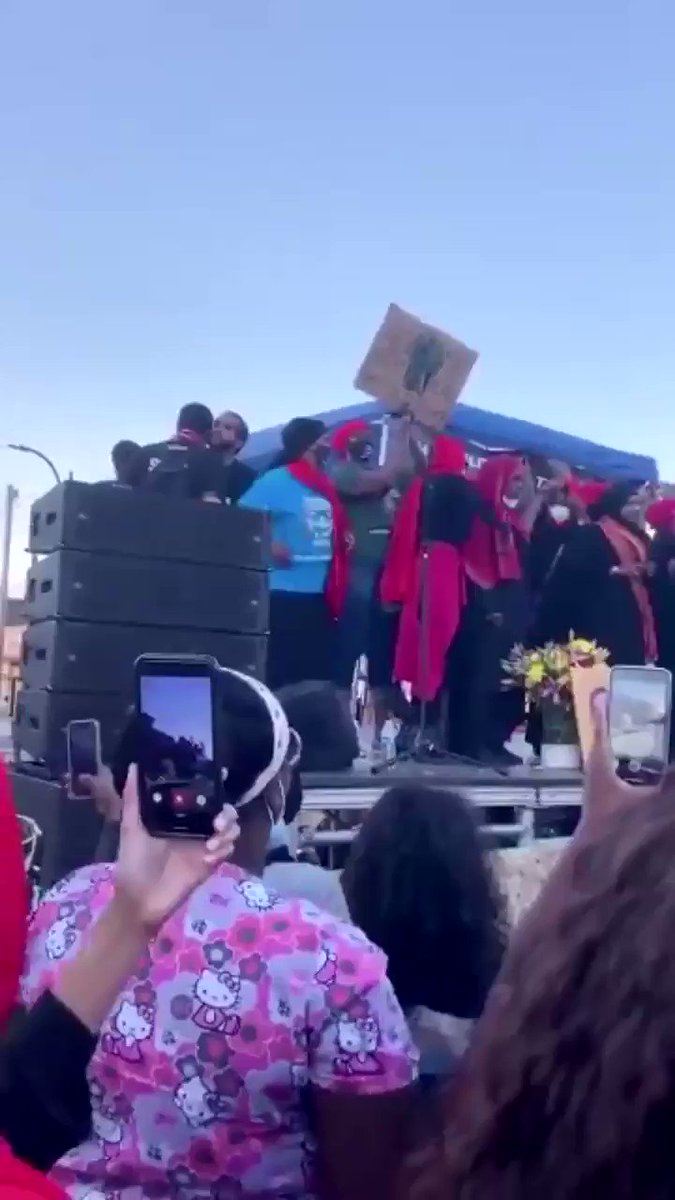Asha Noor (@AshaMNoor) on Twitter photo 2020-06-05 15:16:28 Wow Somali moms made a Buraanbur honoring #GeorgeFloyd, which is a traditional and ceremonial poem performed with a melody. This is love, this is real love. Buraanbur like this that has deep meaning always brings me to tears 💔🥺. #BlackLivesMatter Wow Somali moms made a Buraanbur honoring #GeorgeFloyd, which is a traditional and ceremonial poem performed with a melody. This is love, this is real love. Buraanbur like this that has deep meaning always brings me to tears 💔🥺. #BlackLivesMatter