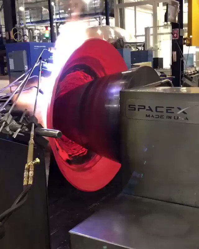 Ever wondered how #SpaceX makes their rocket engines? Here's a Merlin nozzle being forged back in 2016 🚀🔥
@elonmusk @engineers_feed https://t.co/KpzA424uQG