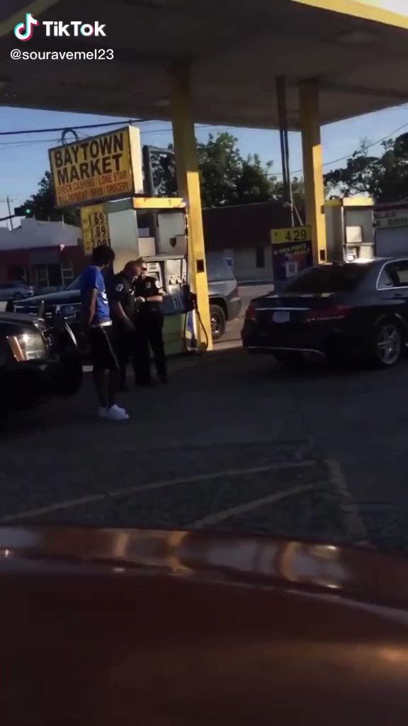 Man was on the phone only saying they was arresting o boy was no reason and this what happen to him. Smh Some police officers think that badge make them invincible! Was this necessary? https://t.co/tIipYJY8VC