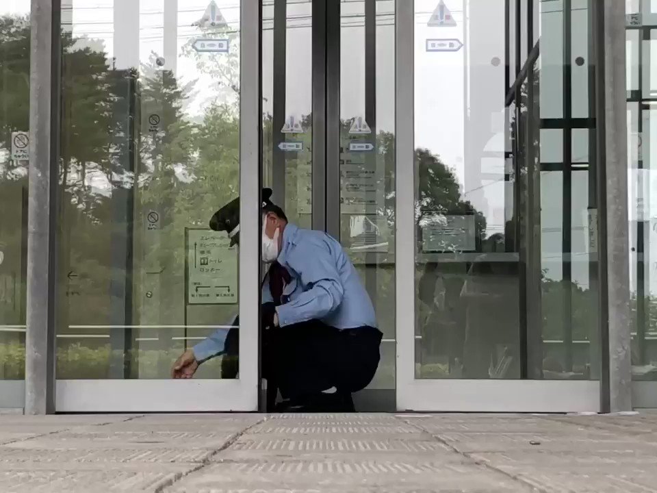 『ふたりの時間👮‍♂️😸alone time』(2020/ 6/ 6朝) 🎨昨朝、「サンデーステーション」カメラクルーの隣で撮影してましたニャ。テレビ朝日さん、ありがとニャー！#尾道 #千光寺公園 #尾道市立美術館 #黒猫 #cat https://t.co/XilUoSQRTK