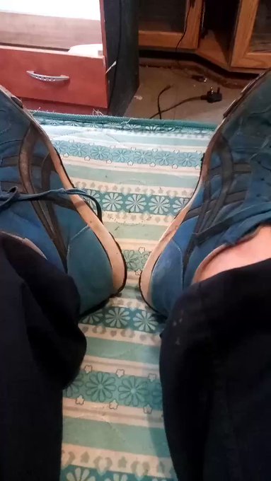 To see me remove my #dirtyshoes please #retweet this video ? #gayfeet #menfeet #feetlover #hornyfeetfetish