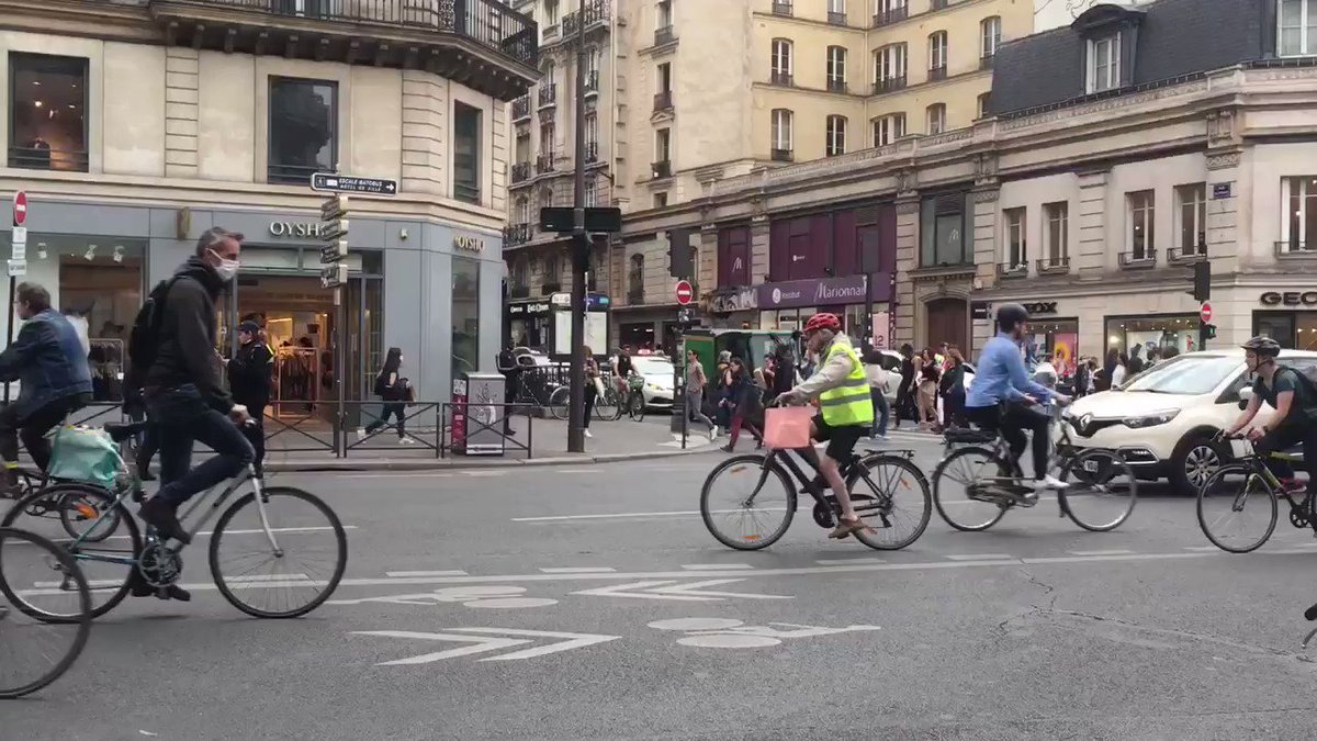 Paris 2020: Ein SUV steht völlig verloren in einer Menge von FahrradfahrerInnen. So muss das und nicht umgekehrt.
https://t.co/zgqffs815P
