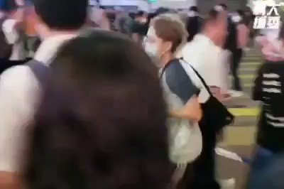 Panda 科大振翅即時 56 銅鑼灣於銅鑼灣崇光百貨外 一批防暴警員突然衝前追捕示威者 期間一名防暴警員捉住將一名女子的肩膀 將其拉扯在地 該名女子險些以頭部着地 險象環生 然而 警員並無對該名女子作出任何拘捕行動或扶起女子 便施然離去