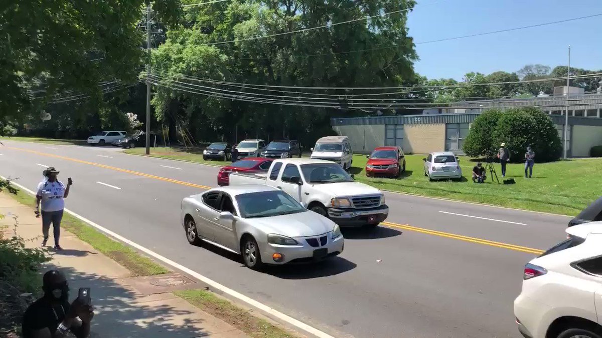 Demonstrators starting to block University Avenue outside the Wendy’s where a man was shot and killed last night in an officer-involved shooting. https://t.co/lwSz5cbynx