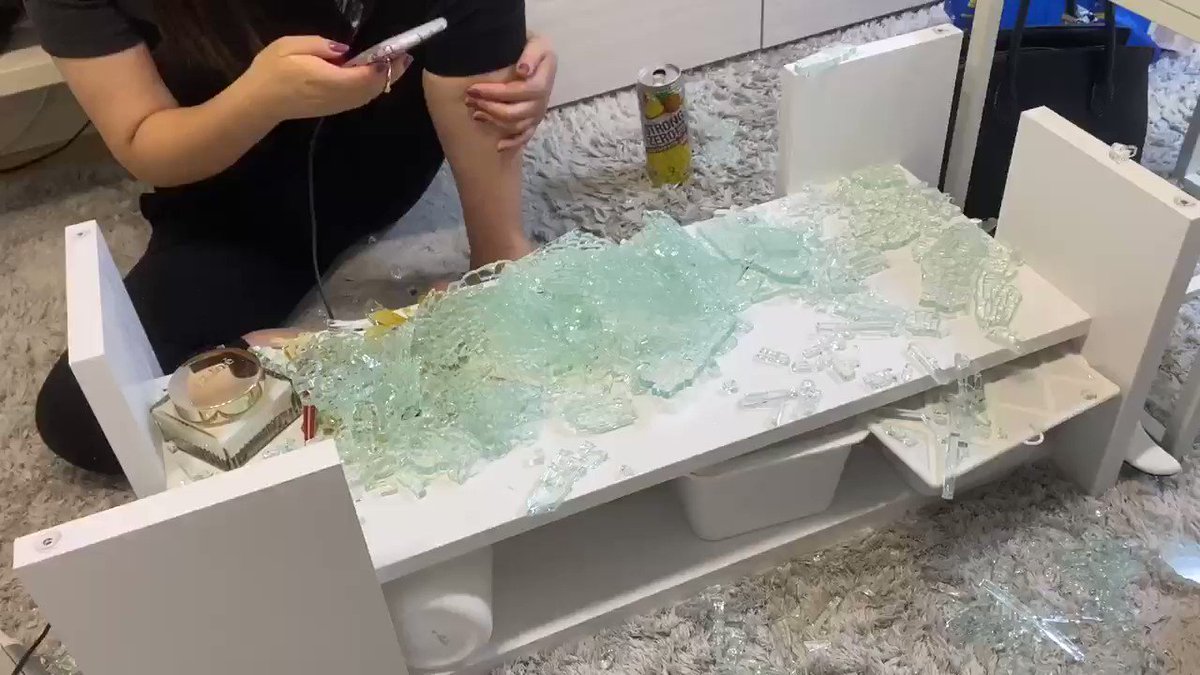 まいしゃんでした 一年前くらいに買ったガラステーブルが何もしてないのに 急に爆発したwwなんで ずっとガラスがパチパチいってる あいちゃん怪我したんやけど これまじで慰謝料欲しいレベルなんやけど なんで 化学詳しい人教えて