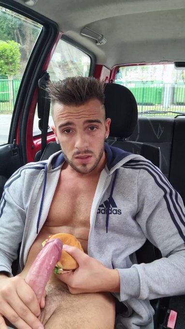 Partie 2 de l'exhibition au drive in ! Compl&egrave;tement chauuud👅👅👅🔞🔞🔞 qui va manger ce burger avec mon sperme<a href="/tag/badboyprisoner"class="tags"><span>#badboyprisoner</span></a>