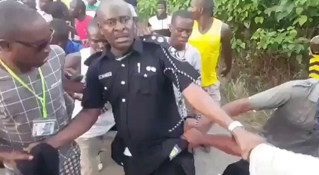 E (@iamOkon) on Twitter photo 2020-06-17 21:43:13 Juventus fans dragging Sarri back to Chelsea at the end of the season: Juventus fans dragging Sarri back to Chelsea at the end of the season: