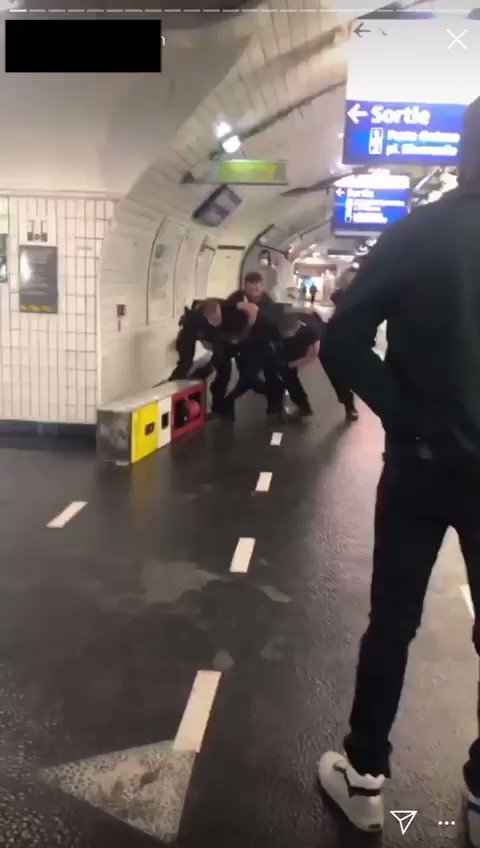Révolution Permanente on X: "Une vidéo diffusée sur les réseaux sociaux  montre des agents Sûreté RATP faire une clé d'étranglement et un plaquage  ventral à un homme noir dans le métro. Une