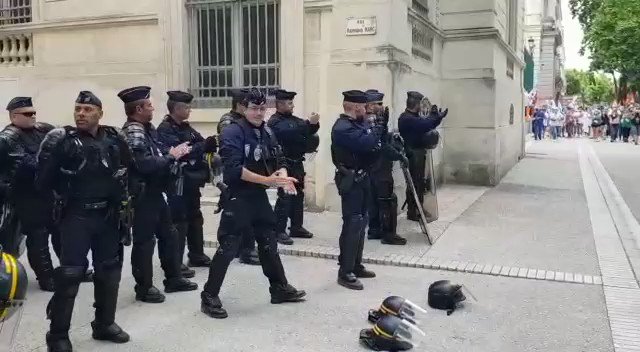 On préférera retenir ce genre d’images qu’on ne verra pas non plus forcément dans les médias. Respect 👏🏼
https://t.co/NF6wnjZBXY
