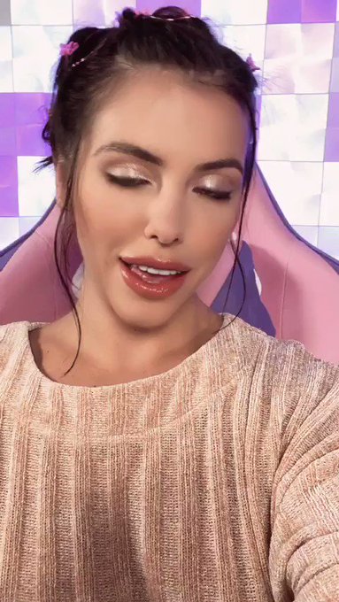Live now!! On https://t.co/V7o0bjtBR3 with @iluvchristie come chill with us!! https://t.co/Kb9pIig6V