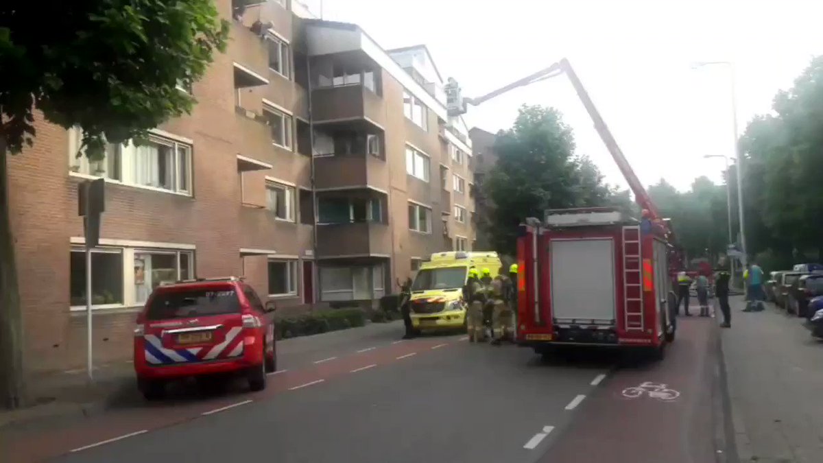Grote brand Wageningen. Brand in flat Wageningen: vluchtwegen afgesloten, bewoners via hoogwerker naar beneden; 18 woningen onbewoonbaar ..