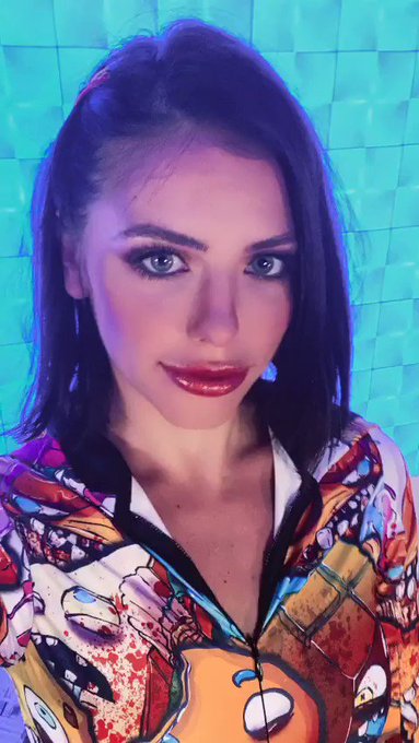 See you on https://t.co/V7o0bjtBR3 live now!! https://t.co/5DbCpUMcBP